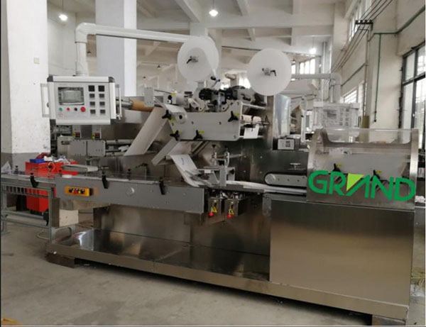 M&aacute;quina de plegado y empaque de toallitas h&uacute;medas