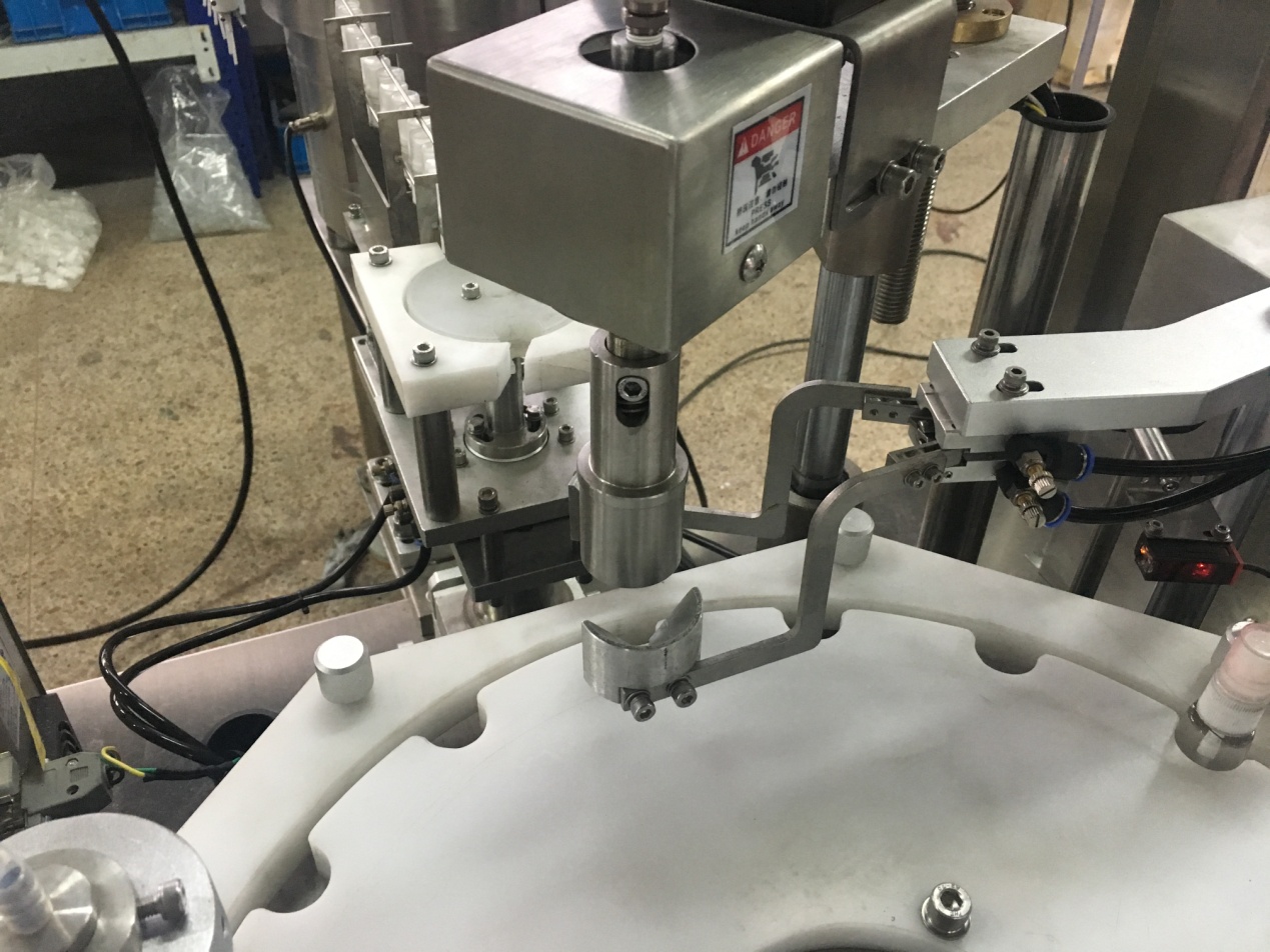 Alcohol desinfectante de llenado de botellas y tapa de la m&aacute;quina06