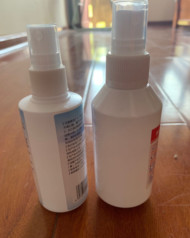 Muestra de m&aacute;quina de llenado y limitaci&oacute;n de botellas de desinfectante de alcohol