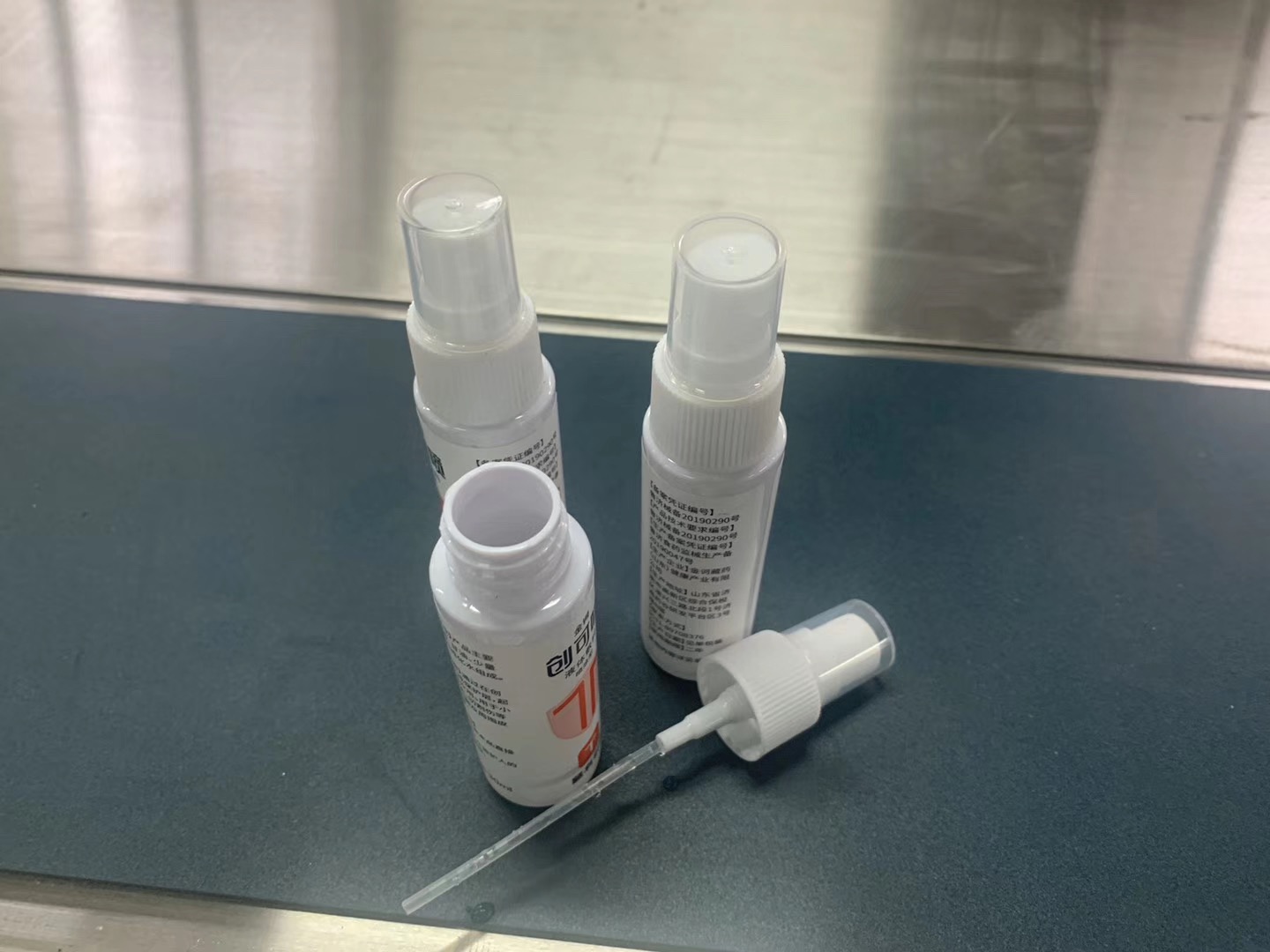 Muestra de m&aacute;quina de llenado y limitaci&oacute;n de botellas de desinfectante de alcohol