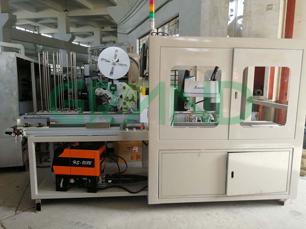 M&aacute;quina de plegado y empaque de toallitas h&uacute;medas