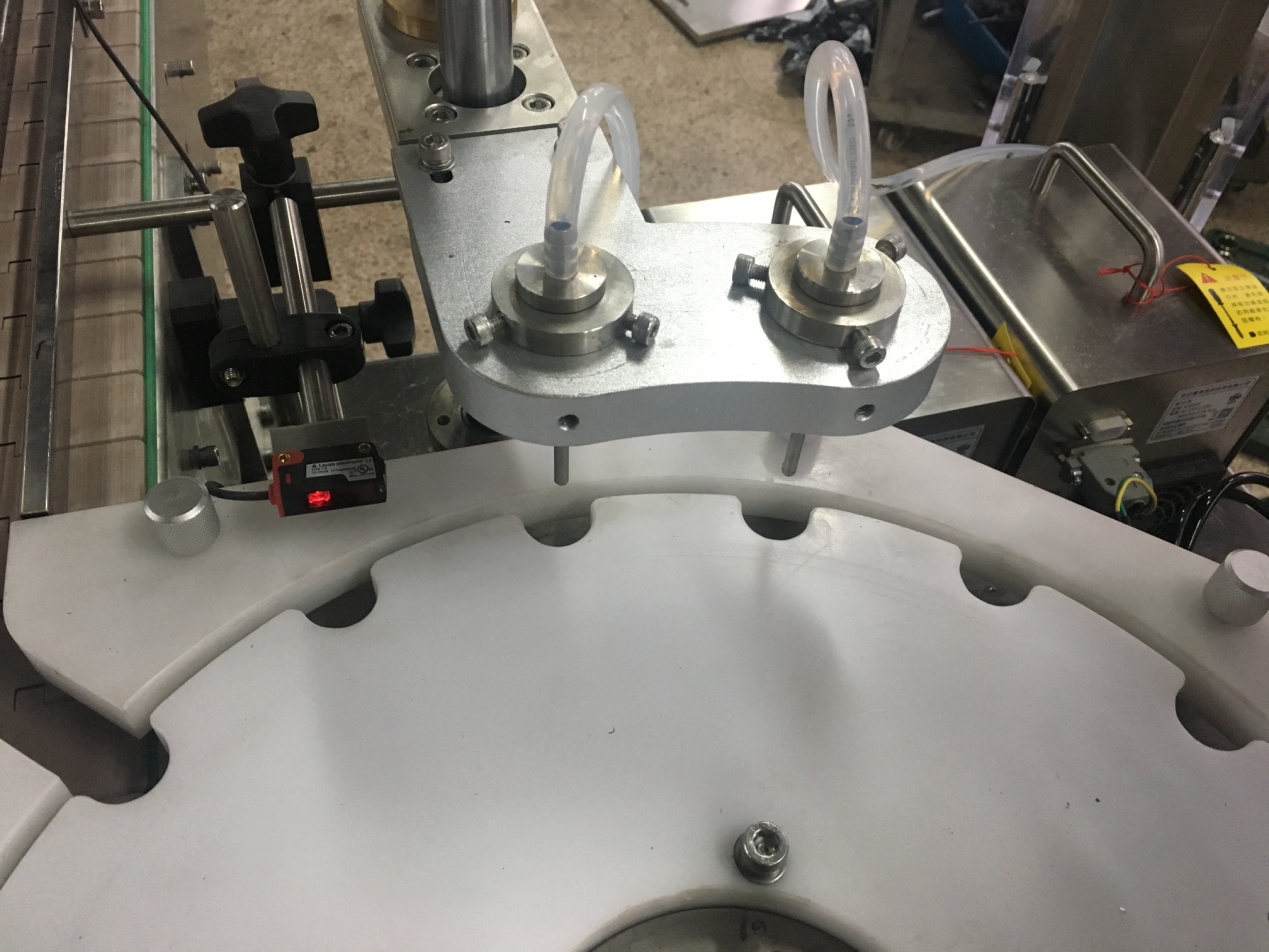 Alcohol desinfectante de llenado de botellas y tapa de la m&aacute;quina03