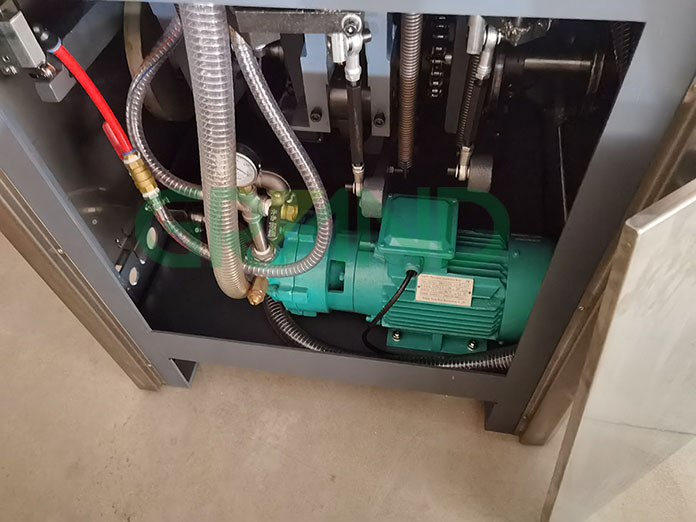 La bomba de vac&iacute;o tipo agua y su tanque de agua