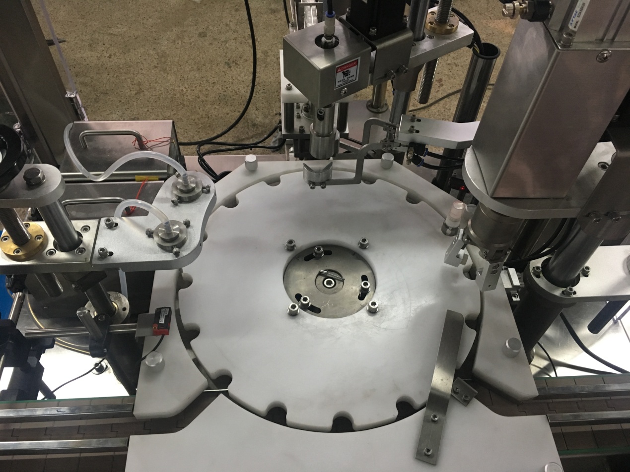 Alcohol desinfectante de llenado de botellas y tapa de la m&aacute;quina02